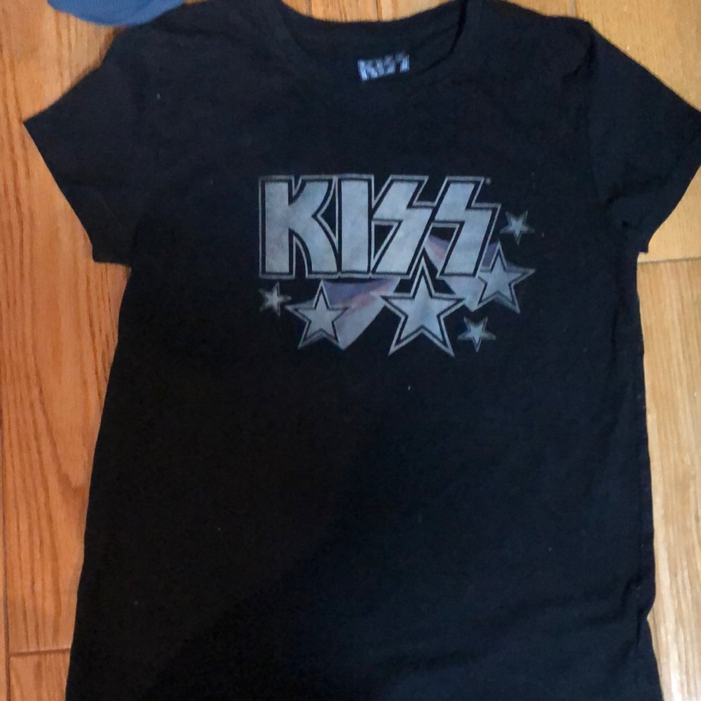 Women kiss shirt